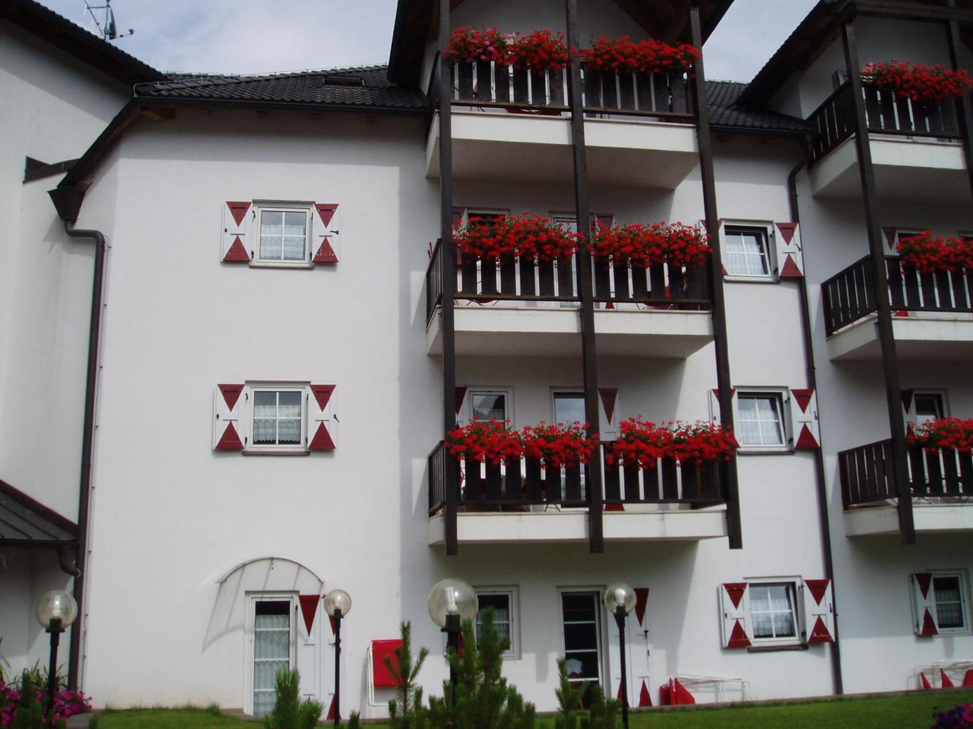 Residence Hotel Casa Metz Santa Cristina Val Gardena Eksteriør billede